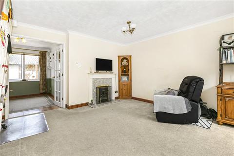 1 Gale Close, Hampton, TW12 3XP