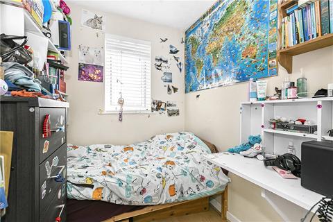 1 Gale Close, Hampton, TW12 3XP