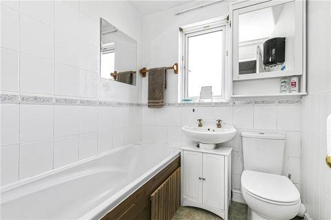 1 Gale Close, Hampton, TW12 3XP