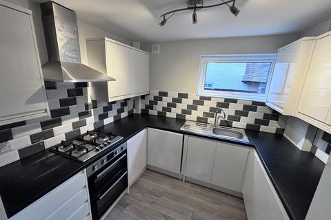 2 bedroom flat to rent, Clivedon Road, Highams Park, E4