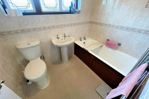 8 Roles Grove, Romford, RM6 5LT