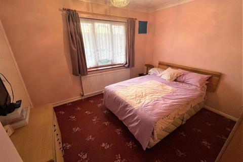 8 Roles Grove, Romford, RM6 5LT