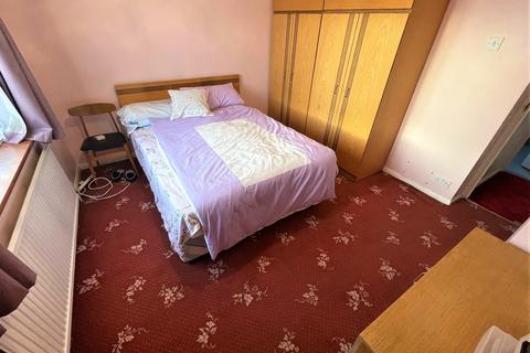 8 Roles Grove, Romford, RM6 5LT