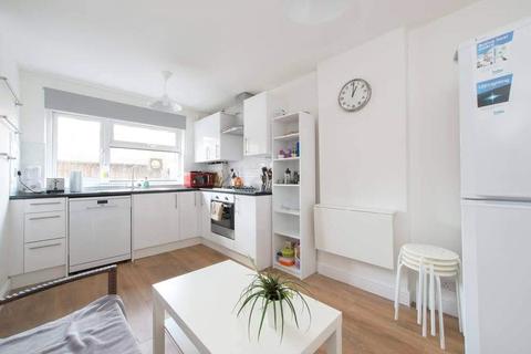 36 Thornbury Close, London, N16 8UX