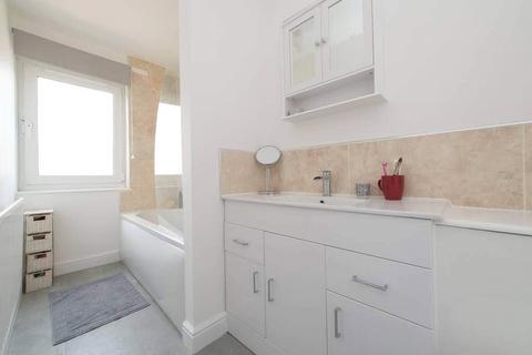 36 Thornbury Close, London, N16 8UX