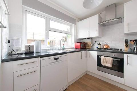 36 Thornbury Close, London, N16 8UX