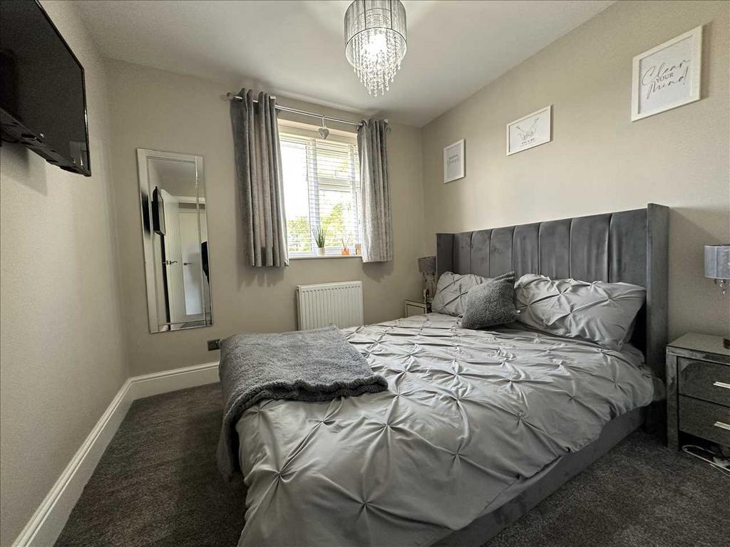 Bedroom (rear)