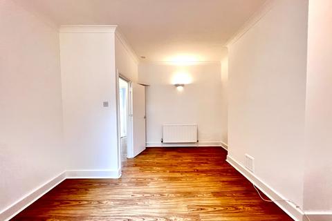 2 bedroom ground floor flat to rent - Vicarage Park, Plumstead, London, SE18 7SX