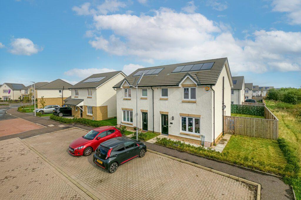 Scalpay Drive, Maidenhill, Newton Mearns 3 bed semidetached villa for