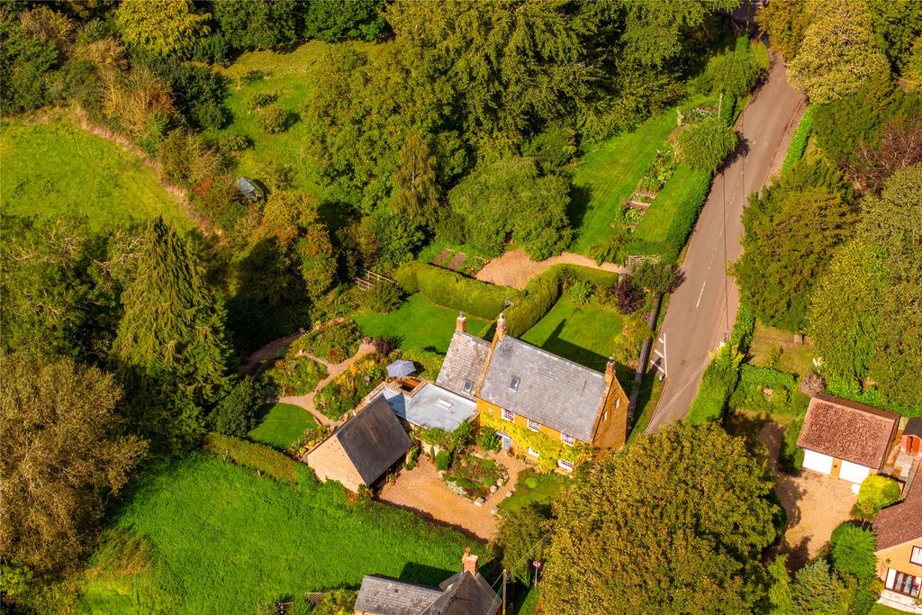 High Street South, Tiffield, Towcester, Northamptonshire, NN12 5 bed