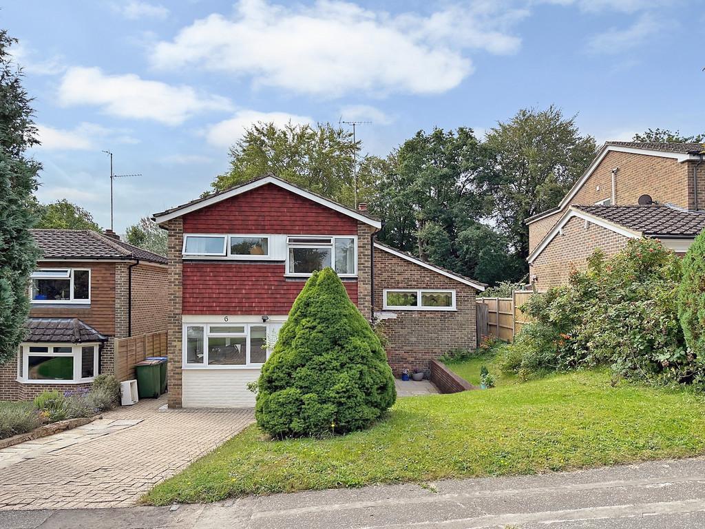 Forestfield, Horsham 4 bed detached house £2,300 pcm (£531 pw)