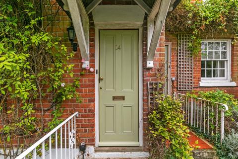 3 bedroom terraced house to rent, Wharf Hill, Winchester