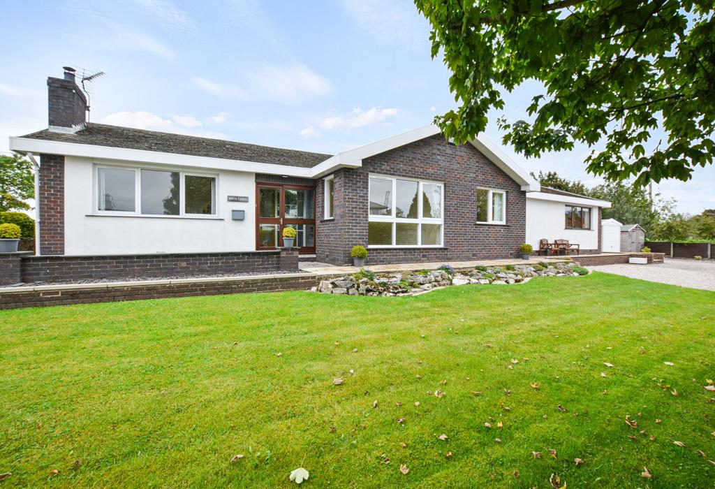 Bartle Lane, Bartle, PRESTON, PR4 0RU 4 bed detached bungalow for sale