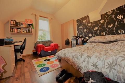 5 bedroom flat to rent - 6 Hollybank, Flat B