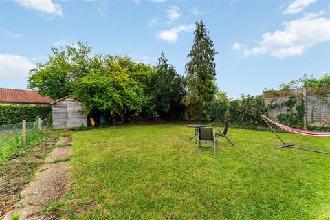 2 bedroom detached bungalow for sale - East Meads, Guildford