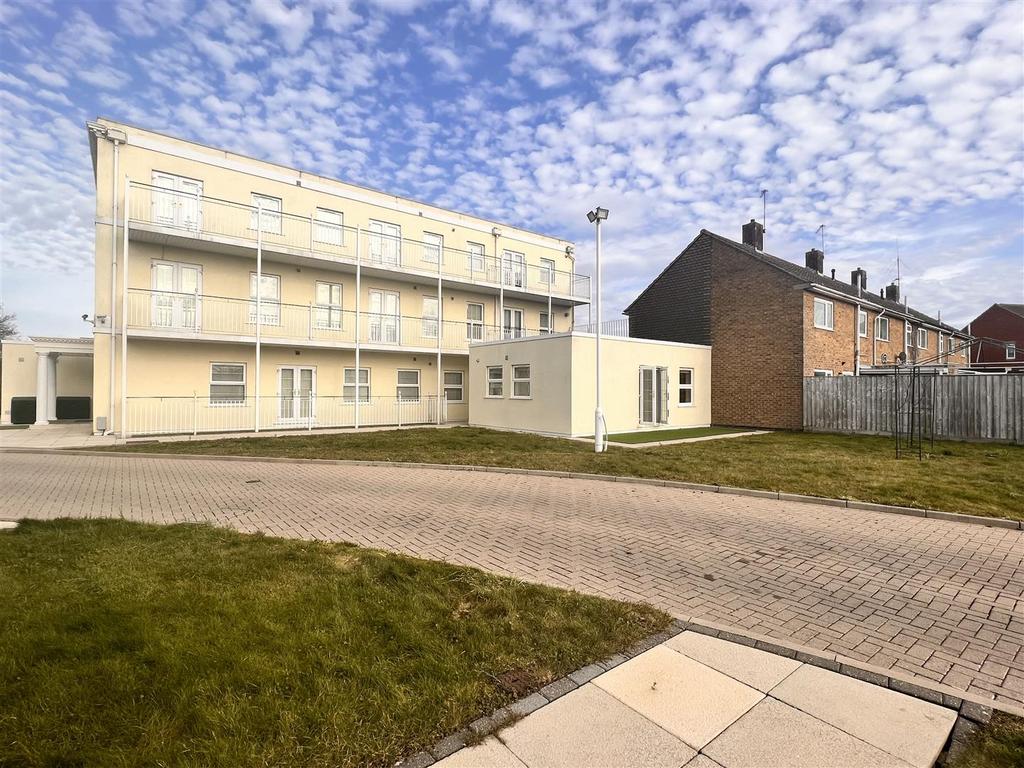 Whitbourne Avenue, Swindon SN3 2 bed flat to rent £1,900 pcm (£438 pw)