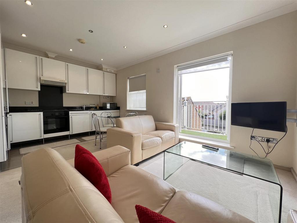 Whitbourne Avenue, Swindon SN3 2 bed flat to rent £1,950 pcm (£450 pw)