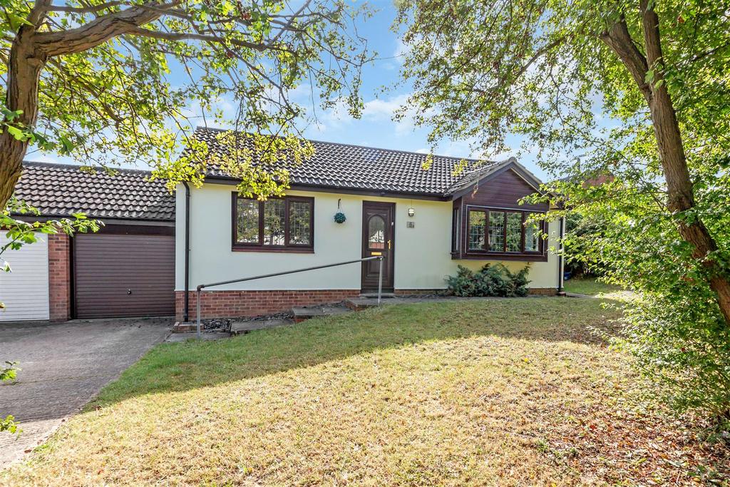 Clay Hill, Two Mile Ash, Milton Keynes 2 bed detached bungalow for sale