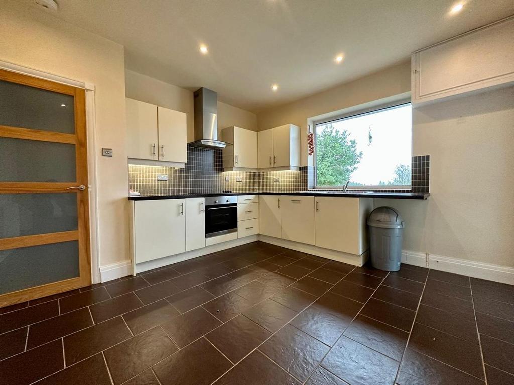 Kings Causeway, Brierfield 3 bed detached bungalow £875 pcm (£202 pw)