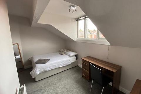 3 bedroom flat for sale - Brudenell Grove, Leeds