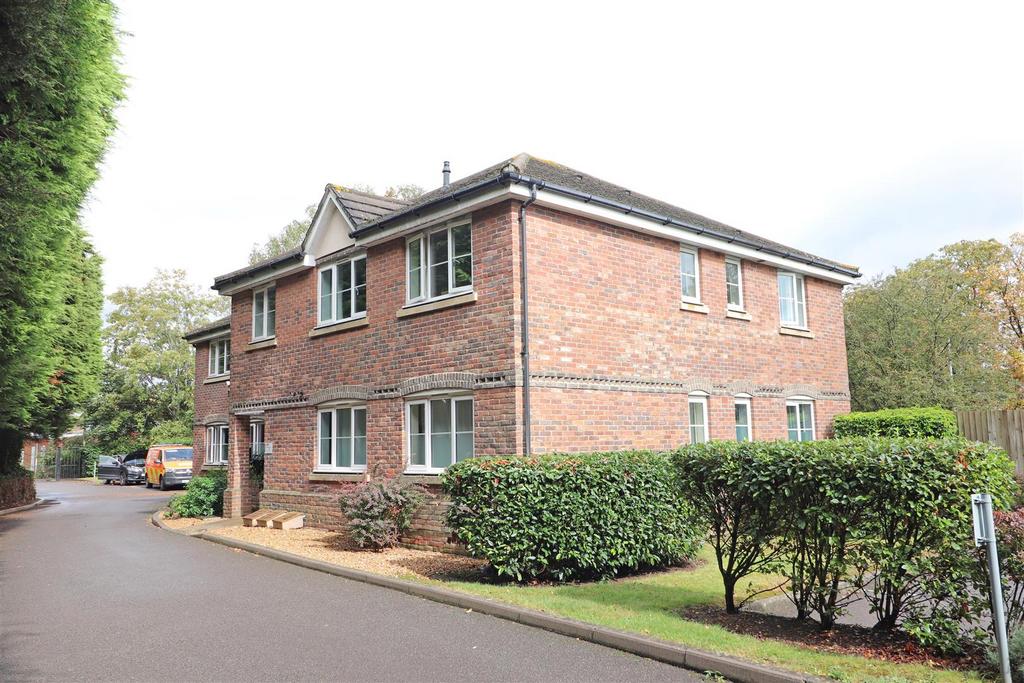 Latimer Court, Earlswood, Redhill 2 bed flat £255,000