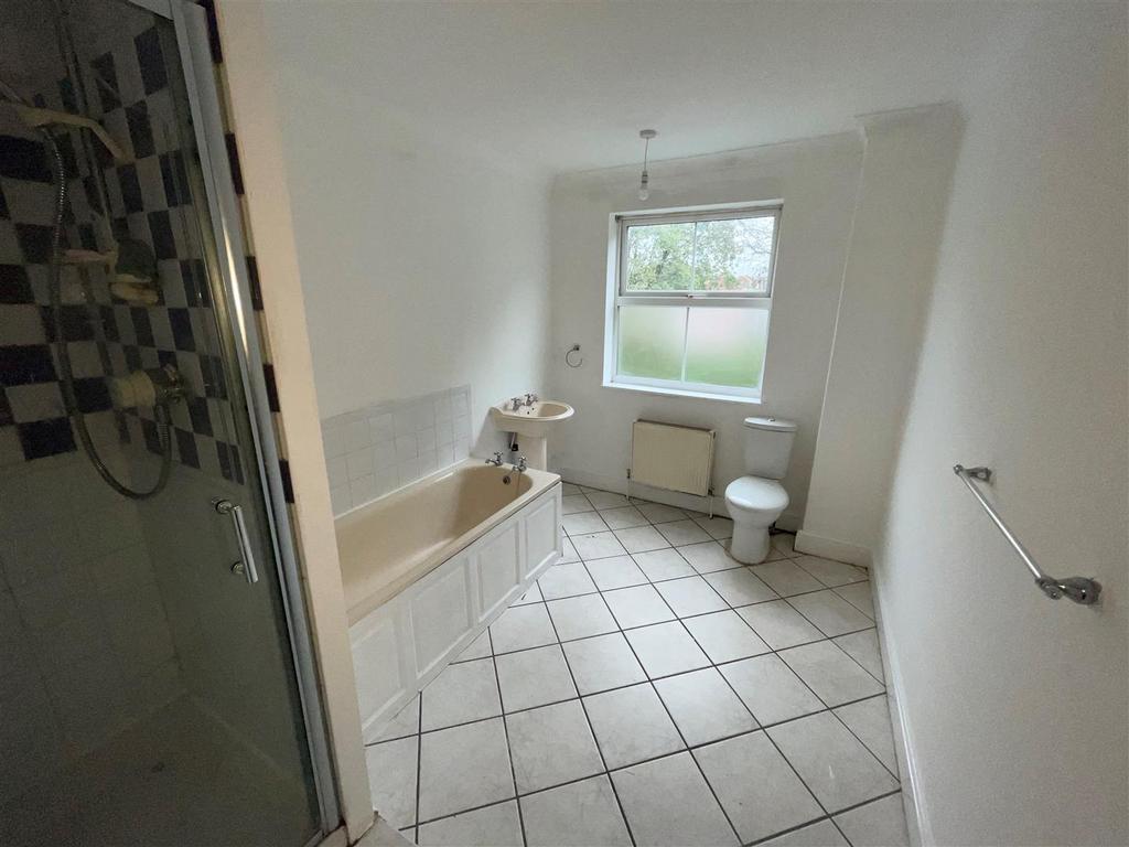 BATHROOM SUITE &amp; SHOWER
