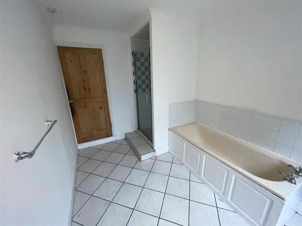 Bathroom 3.jpg