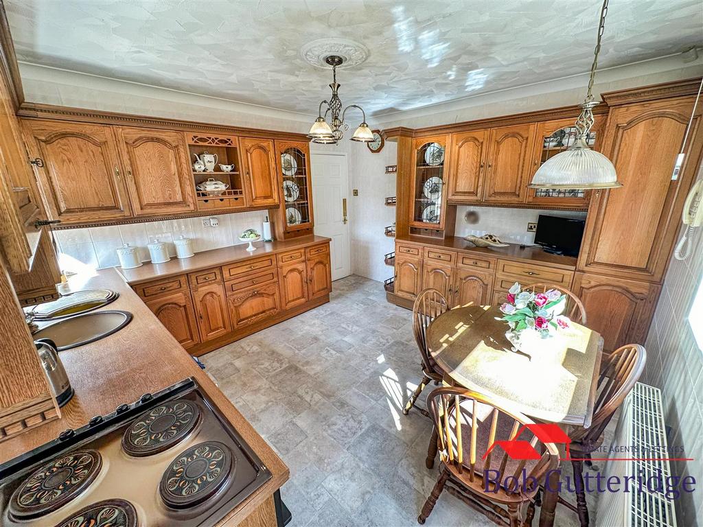 Fitted kitchen / dining room