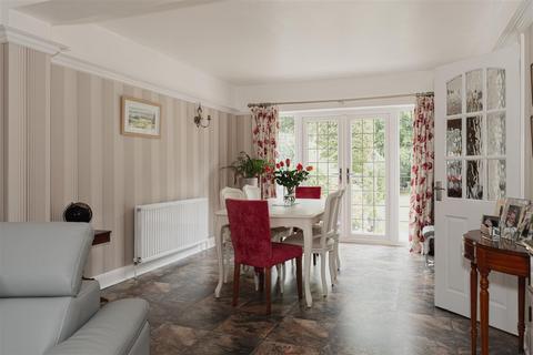 32 Tumblewood Road, Banstead, SM7 1DX