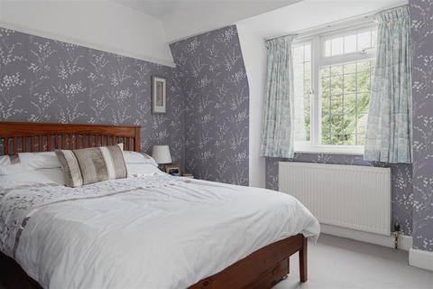 32 Tumblewood Road, Banstead, SM7 1DX