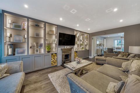 72 Chapel Way, Epsom, KT18 5TG