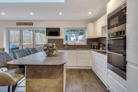 72 Chapel Way, Epsom, KT18 5TG