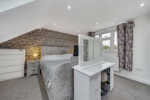 72 Chapel Way, Epsom, KT18 5TG