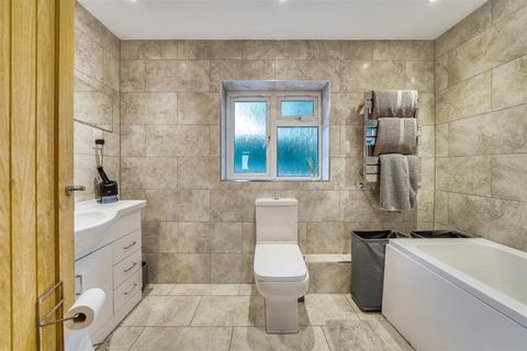 72 Chapel Way, Epsom, KT18 5TG