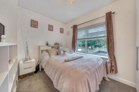 72 Chapel Way, Epsom, KT18 5TG