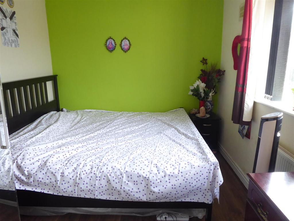 Bedroom 2 57 Bullamoor.JPG