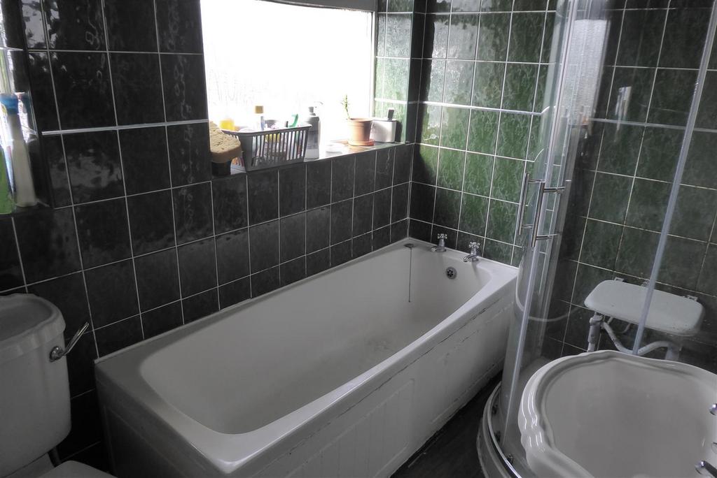 Bathroom 57 Bullamoor.JPG