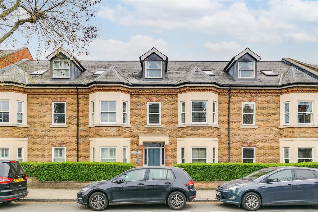 Acton Lane, London, W4 2 bed flat for sale £550,000