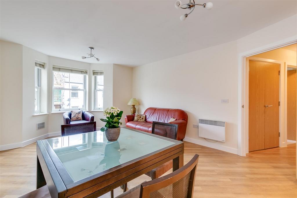 Acton Lane, London, W4 2 bed flat for sale £550,000