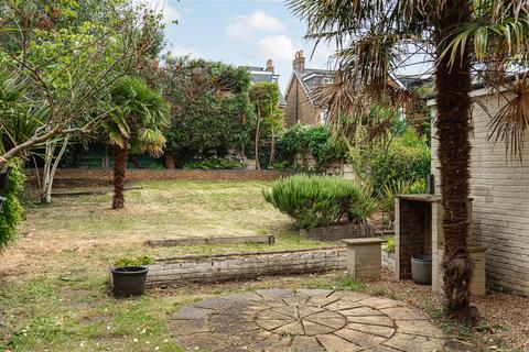 18 Blackborough Road, Reigate, RH2 7BT