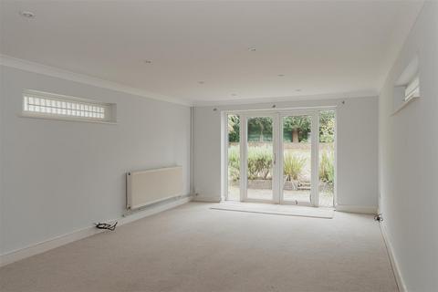 18 Blackborough Road, Reigate, RH2 7BT