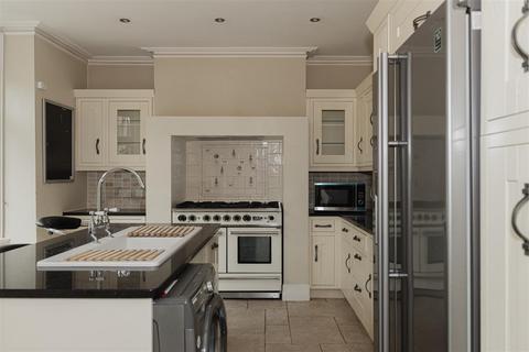 18 Blackborough Road, Reigate, RH2 7BT