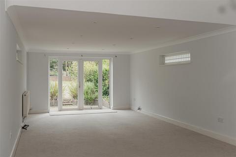 18 Blackborough Road, Reigate, RH2 7BT