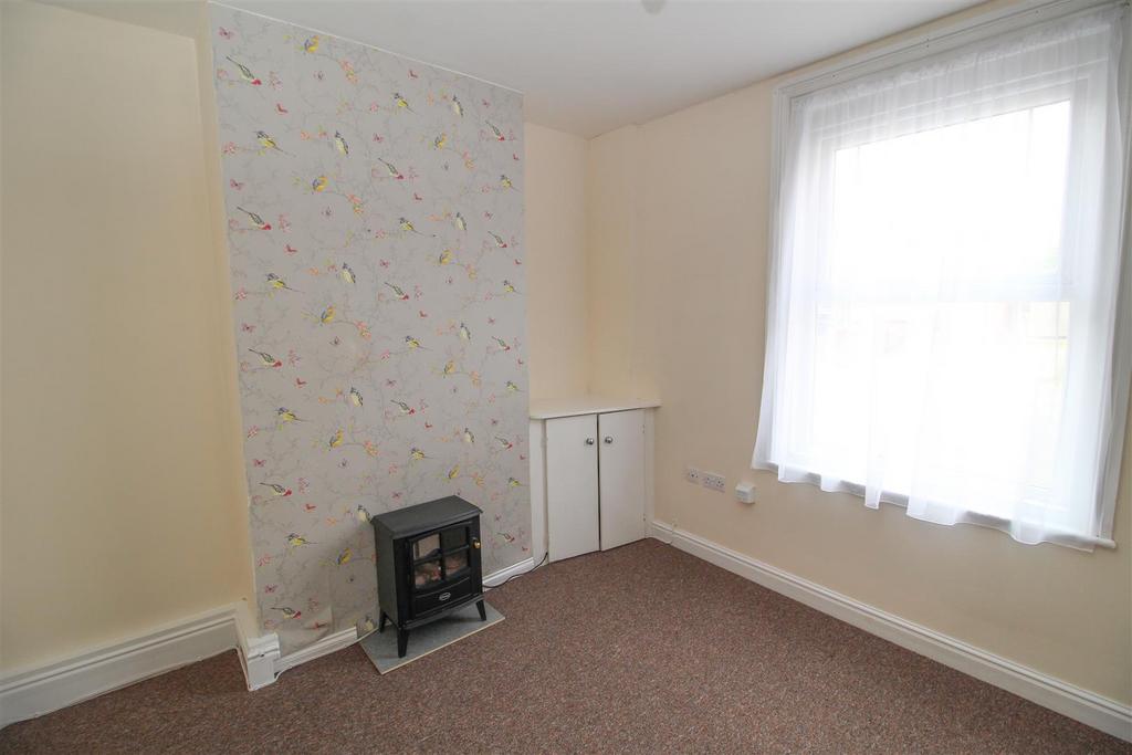 Alexandra Road, Mablethorpe 3 bed terraced house to rent £675 pcm (£