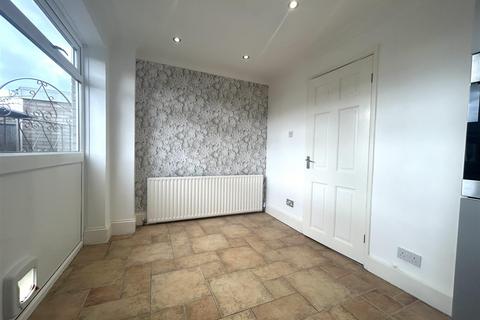3 bedroom semi-detached house for sale - Abingdon Road, Dudley