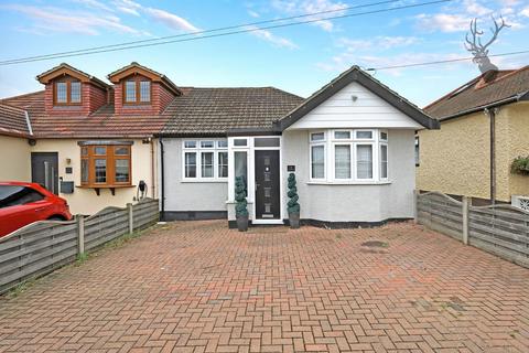 18 Court Avenue, Romford, RM3 0XS
