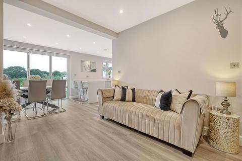 18 Court Avenue, Romford, RM3 0XS