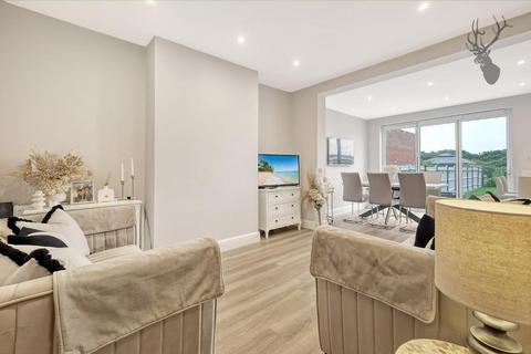 18 Court Avenue, Romford, RM3 0XS