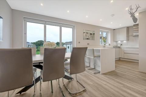18 Court Avenue, Romford, RM3 0XS