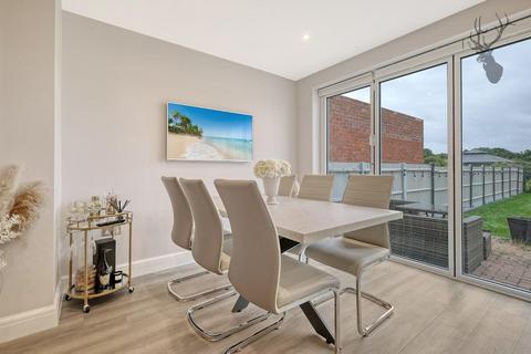 18 Court Avenue, Romford, RM3 0XS